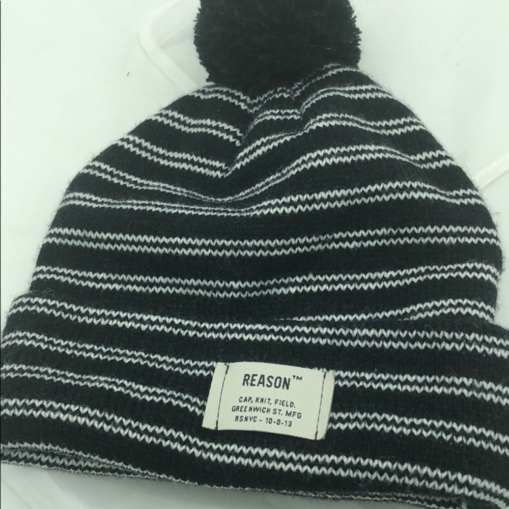 REASON WINTER BEANIE WITH POM